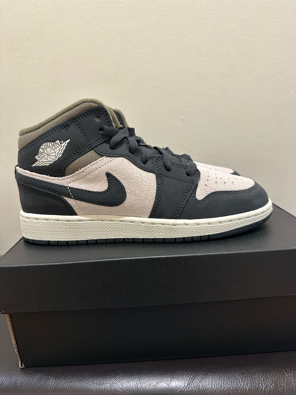NIB Big Kid GS  Jordan 1 Mid HV4399-102 Light Orewood Brown/Medium Olive/Sail